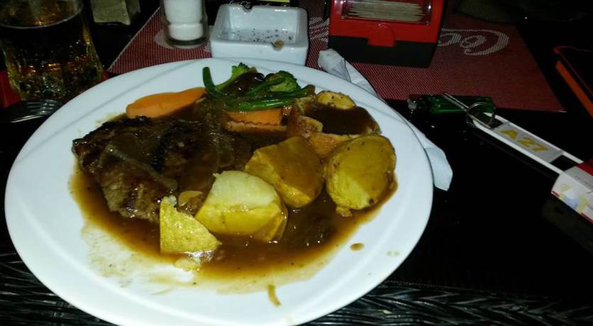 Imagen del bar/restaurante del Hotel Golden World Guesthouse. Foto 6