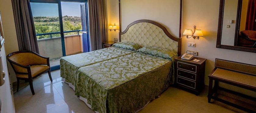 Imagen de la habitación del Hotel Golf Campoamor. Foto 4