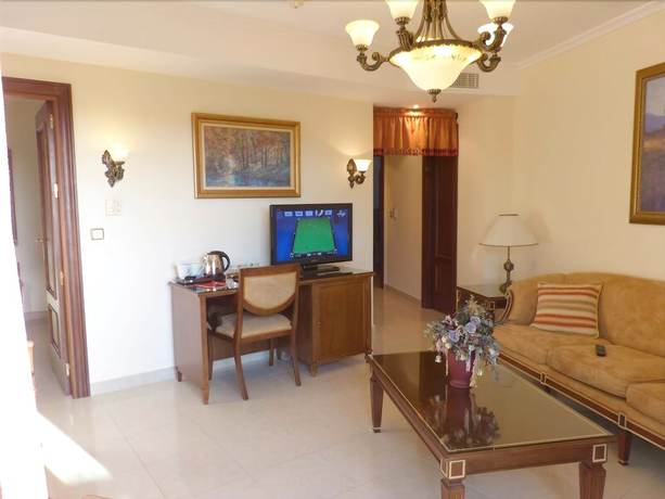 Imagen de la habitación del Hotel Golf Campoamor. Foto 5