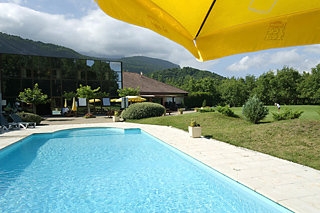 Imagen de la piscina del Hotel Golf Hotel de Grenoble. Foto 7