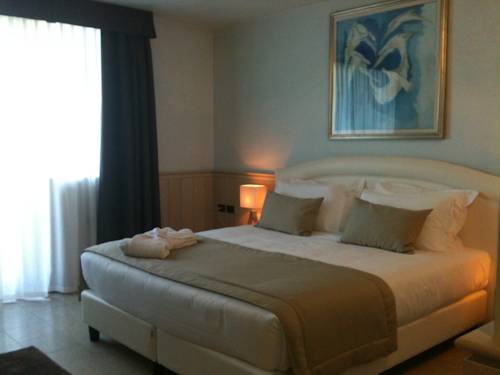 Imagen de la habitación del Hotel Golf Inn. Foto 13