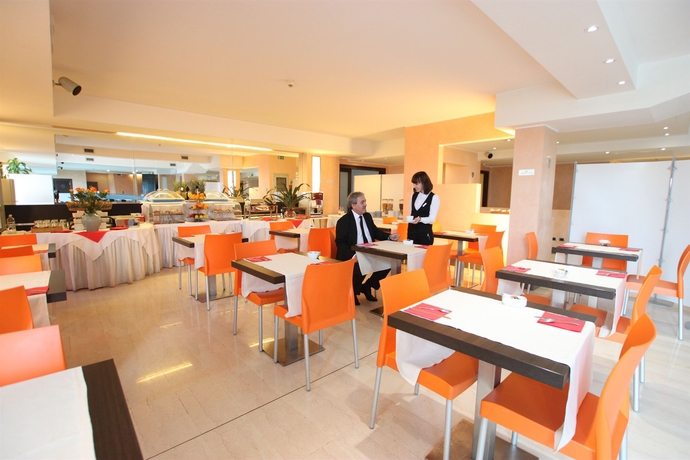 Imagen del bar/restaurante del Hotel Golf Milano. Foto 5