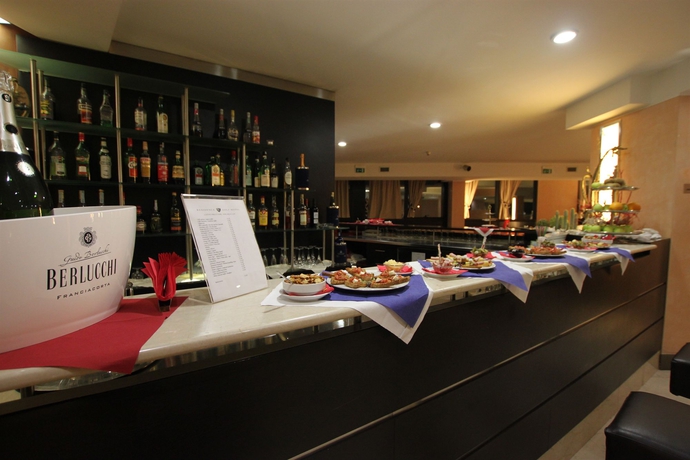 Imagen del bar/restaurante del Hotel Golf Milano. Foto 7