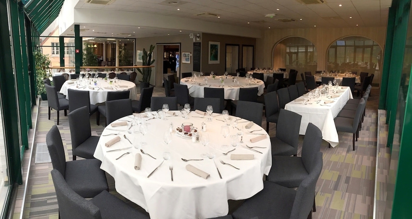 Imagen del bar/restaurante del Hotel Golf Resort Val De Sorne. Foto 4