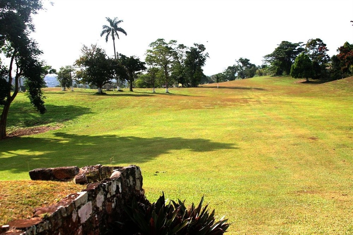 Imagen de los exteriores del Hotel Golf View, Mandeville. Foto 7