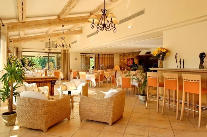 Imagen del bar/restaurante del Hotel Golf and Spa Château De La Bégude, The Originals Collection. Foto 2