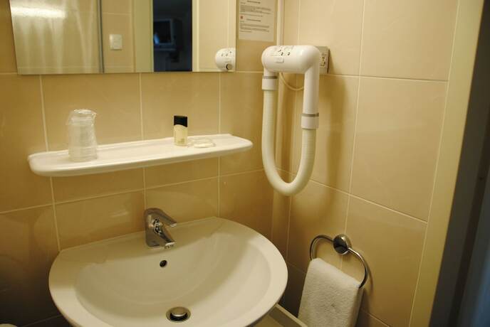 Imagen de la habitación del Hotel Golf de Saint Junien. Foto 15