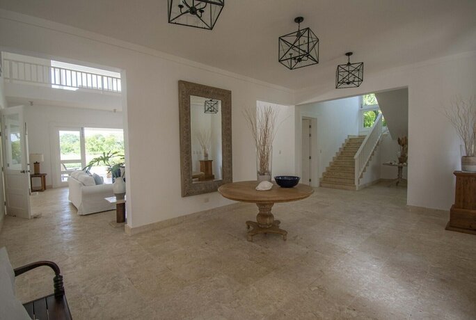Imagen general del Hotel Golf-front Villa With Large Spaces Staff and Pool Situated in Luxury Beach Resort. Foto 3