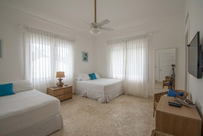 Imagen general del Hotel Golf-front Villa With Large Spaces Staff and Pool Situated in Luxury Beach Resort. Foto 5
