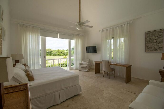 Imagen general del Hotel Golf-front Villa With Large Spaces Staff and Pool Situated in Luxury Beach Resort. Foto 7