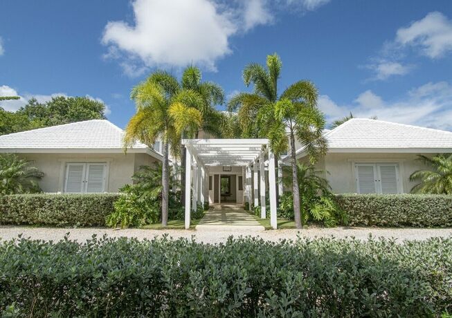 Imagen general del Hotel Golf-front Villa With Large Spaces Staff and Pool Situated in Luxury Beach Resort. Foto 9