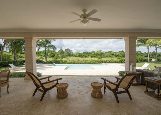 Imagen general del Hotel Golf-front Villa With Large Spaces Staff and Pool Situated in Luxury Beach Resort. Foto 10