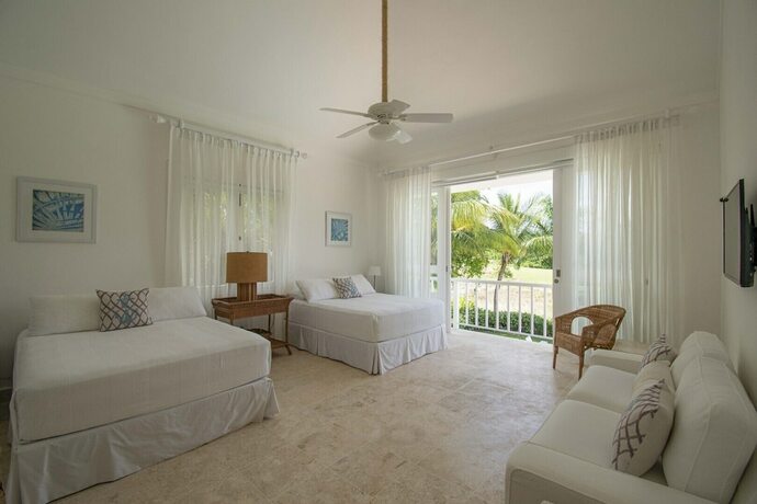 Imagen general del Hotel Golf-front Villa With Large Spaces Staff and Pool Situated in Luxury Beach Resort. Foto 12