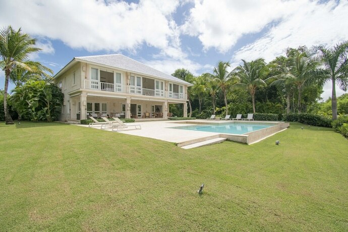 Imagen general del Hotel Golf-front Villa With Large Spaces Staff and Pool Situated in Luxury Beach Resort. Foto 13
