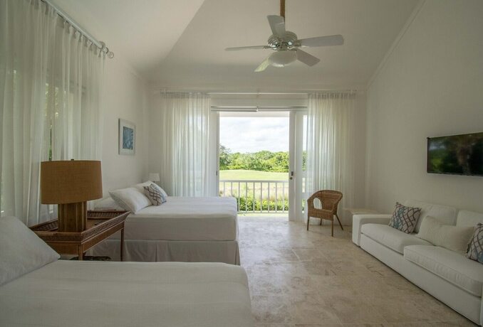Imagen general del Hotel Golf-front Villa With Large Spaces Staff and Pool Situated in Luxury Beach Resort. Foto 14