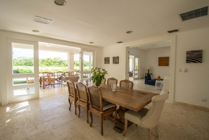 Imagen general del Hotel Golf-front Villa With Large Spaces Staff and Pool Situated in Luxury Beach Resort. Foto 15
