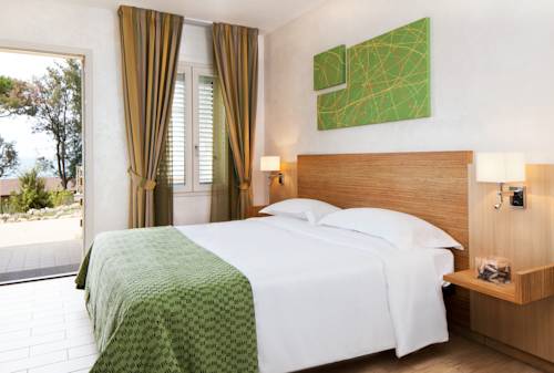 Imagen de la habitación del Hotel Golfo Del Sole Holiday Resort. Foto 15