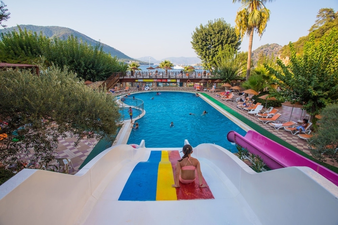 Imagen de la piscina del Hotel Golmar Beach. Foto 15