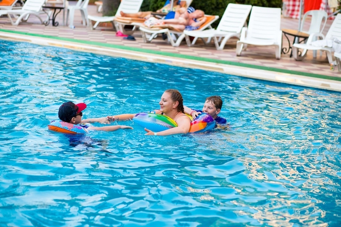 Imagen de la piscina del Hotel Golmar Beach. Foto 16