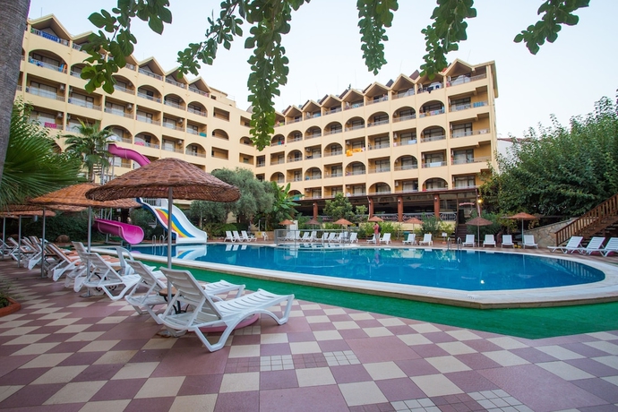 Imagen de la piscina del Hotel Golmar Beach. Foto 17