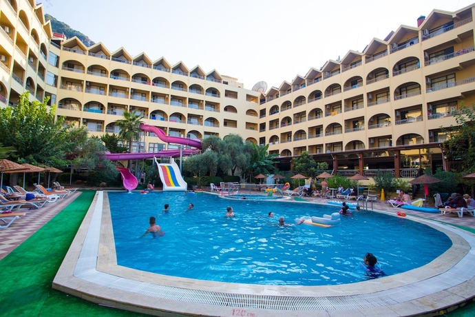 Imagen de la piscina del Hotel Golmar Beach. Foto 19