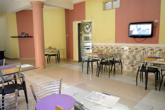 Imagen del bar/restaurante del Hotel Golphins Suites ands. Foto 4