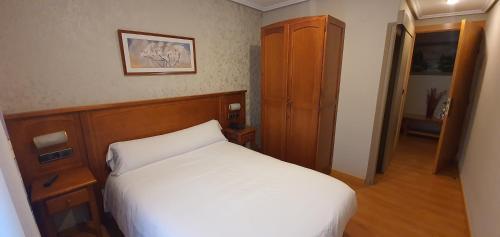 Imagen de la habitación del Hotel Gomar. Foto 19