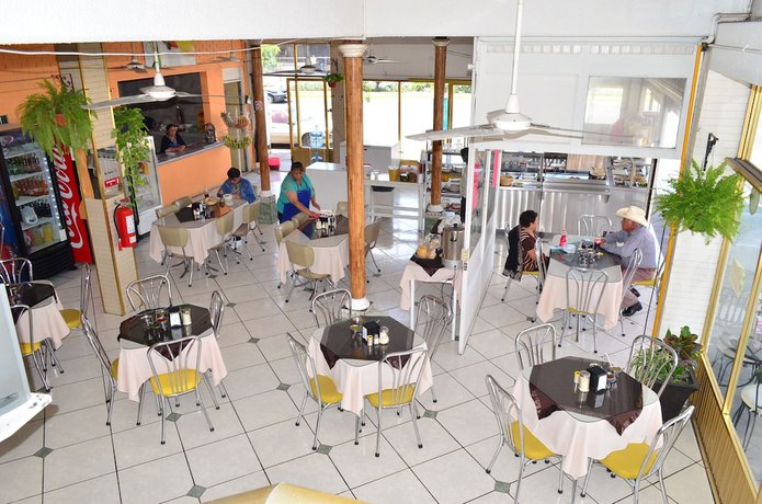 Imagen del bar/restaurante del Hotel Gomez. Foto 2