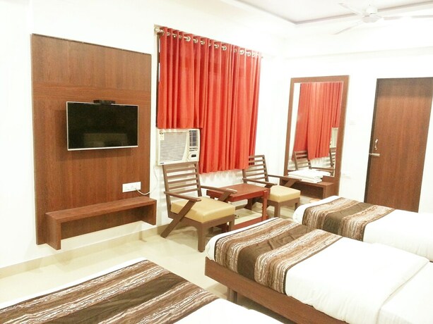 Imagen de la habitación del Hotel Gomti. Foto 35
