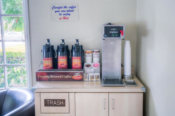 Imagen de los interiores del Hotel Good Nite Inn Camarillo. Foto 12