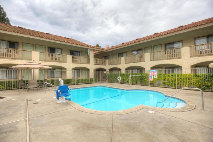 Imagen de la piscina del Hotel Good Nite Inn Camarillo. Foto 15