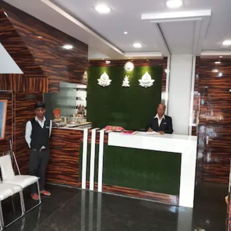 Imagen de los interiores del Hotel Goroomgo Apana Keshari Lodge Bhilai. Foto 6