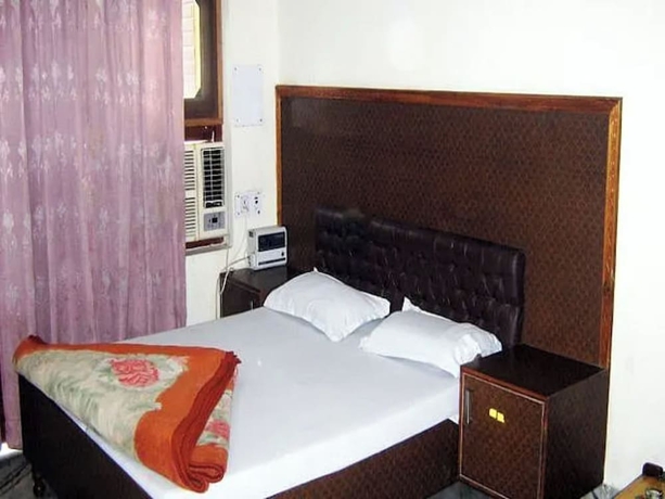 Imagen de la habitación del Hotel Goroomgo Brij Dham Guest House Mathura. Foto 7