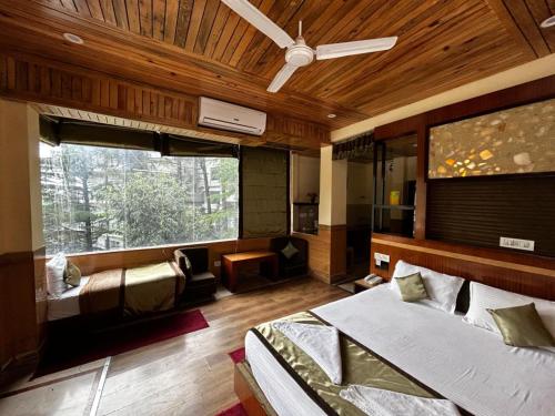 Imagen de la habitación del Hotel Goroomgo Gandhi\'s Paradise Dharamshala. Foto 17