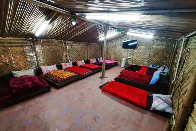 Imagen de la habitación del Hotel Goroomgo Kasol Huts Kullu. Foto 12