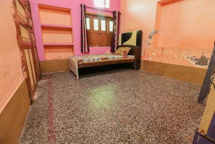 Imagen de la habitación del Hotel Goroomgo Laxmi Bhawan Mathura. Foto 9