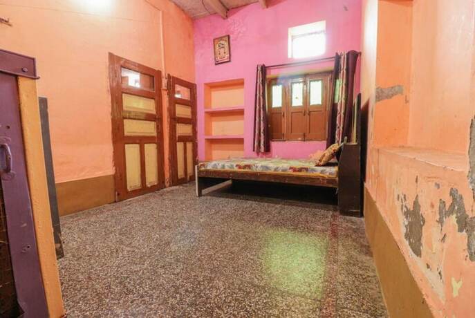 Imagen de la habitación del Hotel Goroomgo Laxmi Bhawan Mathura. Foto 14