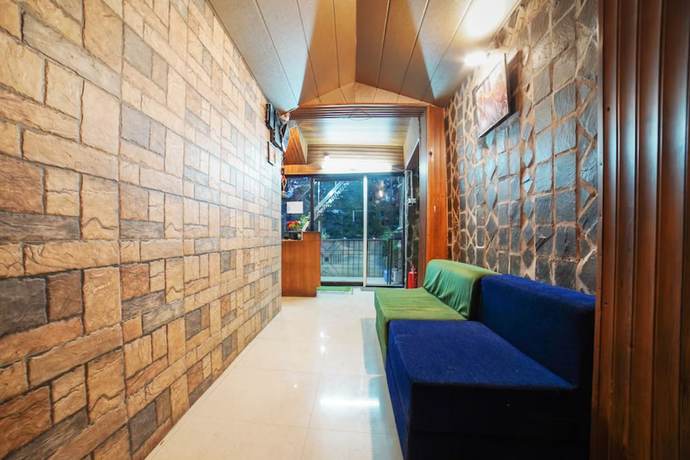 Imagen de los interiores del Hotel Goroomgo LongView Retreat Nainital. Foto 14