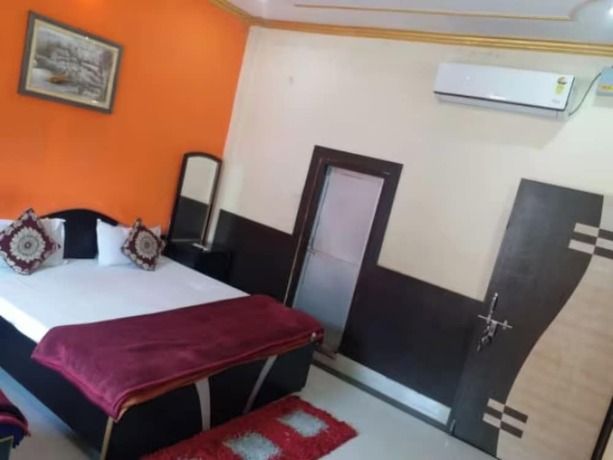Imagen de la habitación del Hotel Goroomgo New Ashiyana Palace Varanasi. Foto 15
