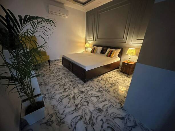 Imagen de la habitación del Hotel Goroomgo Omasha Residency Noida. Foto 14