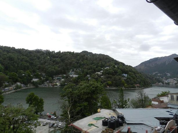 Imagen de los interiores del Hotel Goroomgo Payal Mall Road Nainital. Foto 7