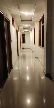 Imagen de los interiores del Hotel Goroomgo Saras Manali. Foto 17