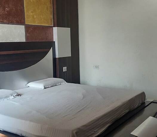 Imagen de la habitación del Hotel Goroomgo Shakuntala Katra. Foto 16