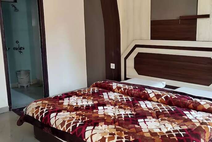 Imagen de la habitación del Hotel Goroomgo Shakuntala Katra. Foto 17