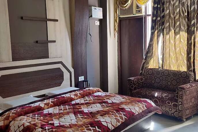Imagen de la habitación del Hotel Goroomgo Shakuntala Katra. Foto 18