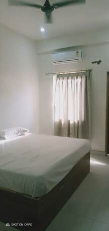 Imagen de la habitación del Hotel Goroomgo Shivay Varanasi. Foto 9