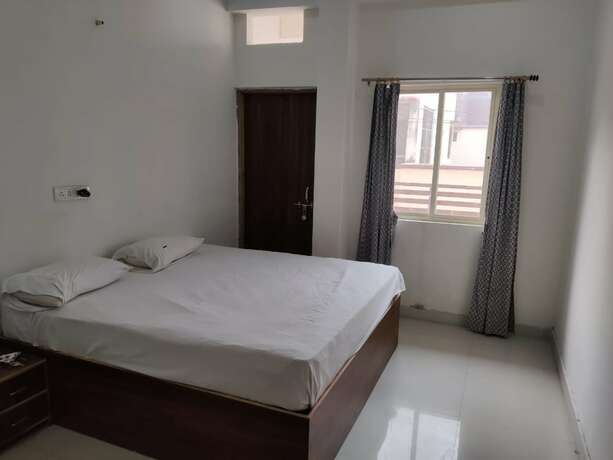 Imagen de la habitación del Hotel Goroomgo Shivay Varanasi. Foto 11