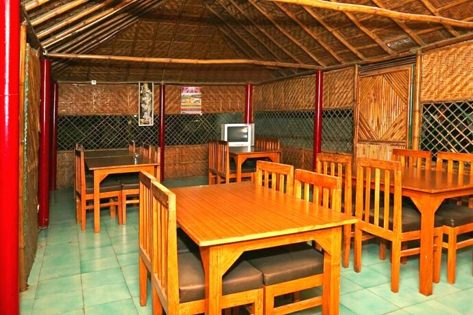 Imagen de los interiores del Hotel Goroomgo Silvertree Inn Bhimtal. Foto 11