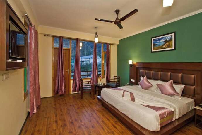 Imagen de la habitación del Hotel Goroomgo Tribhuwan Ranikhet. Foto 14
