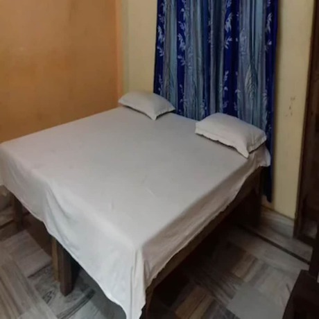 Imagen de la habitación del Hotel Goroomgo Uma Ganga Guest House Varanasi. Foto 11